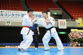 https://fullcontact-karate.jp/wp-content/uploads/2021/05/%E7%94%B7%E5%AD%90%E8%BB%BD%E6%B1%BA%E5%8B%9D_21JFK18076th-1.jpg
